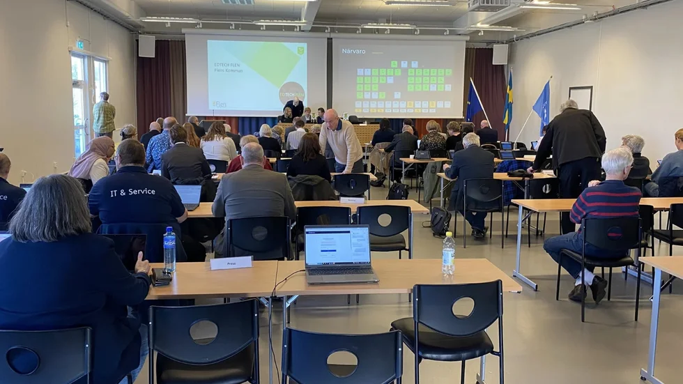 Ledamöter och andra på väg att ta plats. Vi rapporterar live.