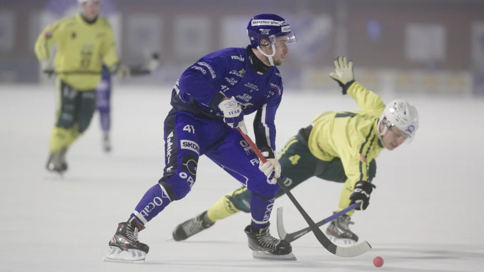 Elias Gillgren, IFK Motalas finske landslagsback, var aktiv och gjorde också ett mål mot Ljusdal. IFK håller för elitserien, helt klart. Även om publikintresset i bygden är lågt.