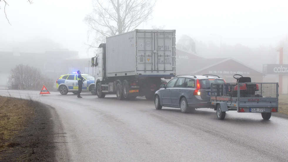 Inga fordon tillåts köra in på området och polis har spärrat av infarterna till Österbygatan från både Visby- och Slitehållet.