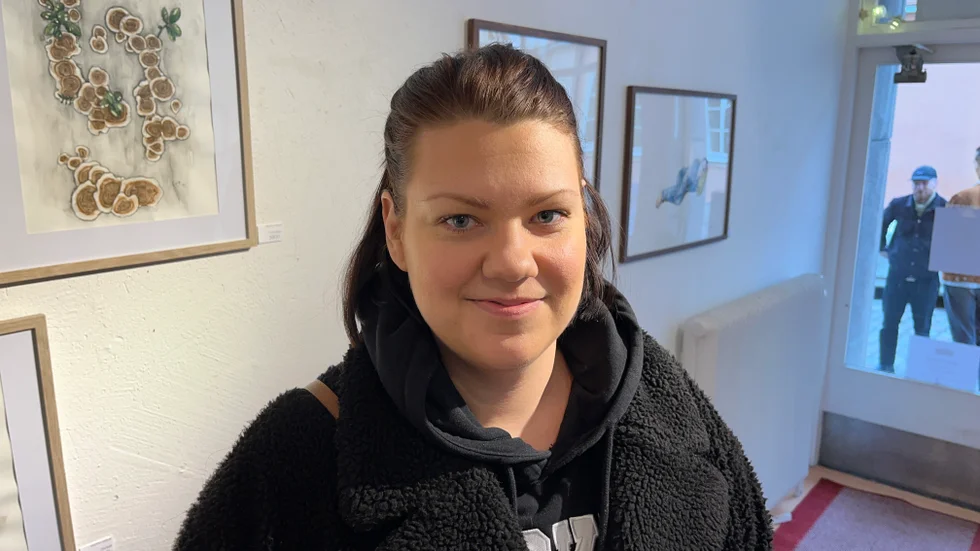 Sarah Lifbom beundrade illustrationerna. "De är jätteduktiga allihopa. Det är jättekul att vara här och se allting", säger hon. 