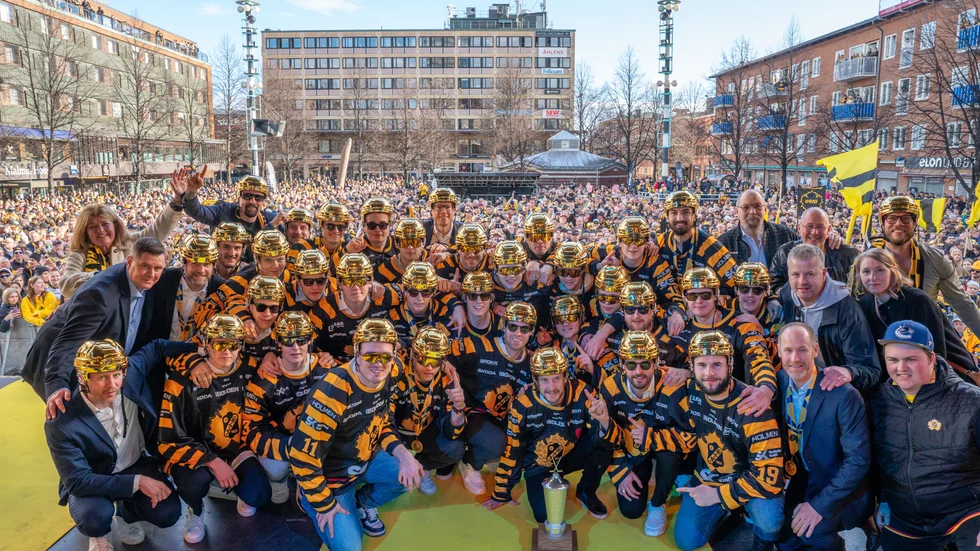 Skellefteå AIK, huvudtränaren Robert Ohlsson och talangfulle backen Axel Sandin Pellikka är alla nominerade till priser på Fenix Outdoor Euro Hockey Awards.