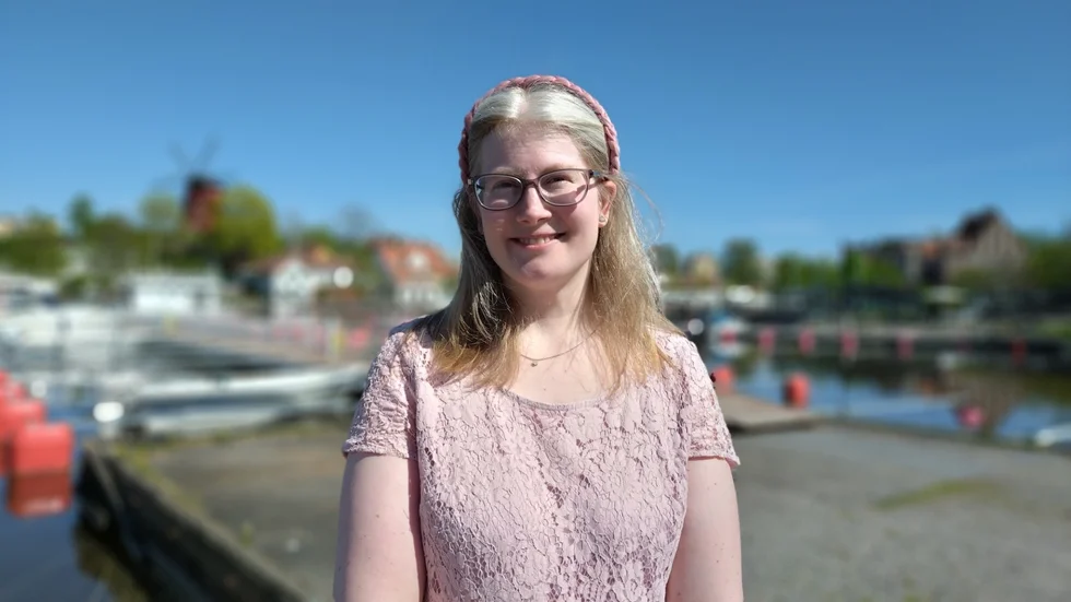 Lina Henning, 34, jobbar på en daglig verksamhet och bor i Strängnäs tillsammans med katten Wibbe. Hon är intresserad av film, serier och att skriva. Nu har hon registrerat sig på DigiVi med förhoppningen att få fler vänner.