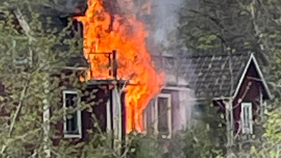Kraftig brand i villa på Vikbolandet.