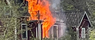 Äldre man lindrigt skadad efter kraftiga villabranden