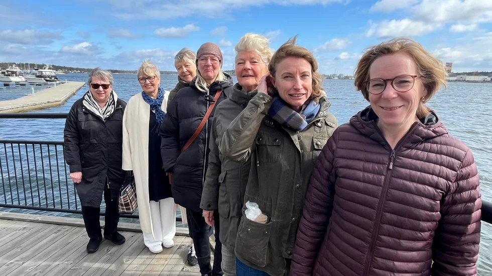 Bröstcancerföreningen Tjust består av kvinnor i olika åldrar. Men här räknar man ålder från hur många år som gått sedan man fick sin cancerdiagnos. Det innebär att det finns såväl tvååringar som sjuåringar i föreningen. Från vänster: Annika Wirsén, Annette Torstensson, Susanne Stackelberg, Carina Jillehed, Christel Dorch, Sofie Alvarsson och Linda Svedlund.