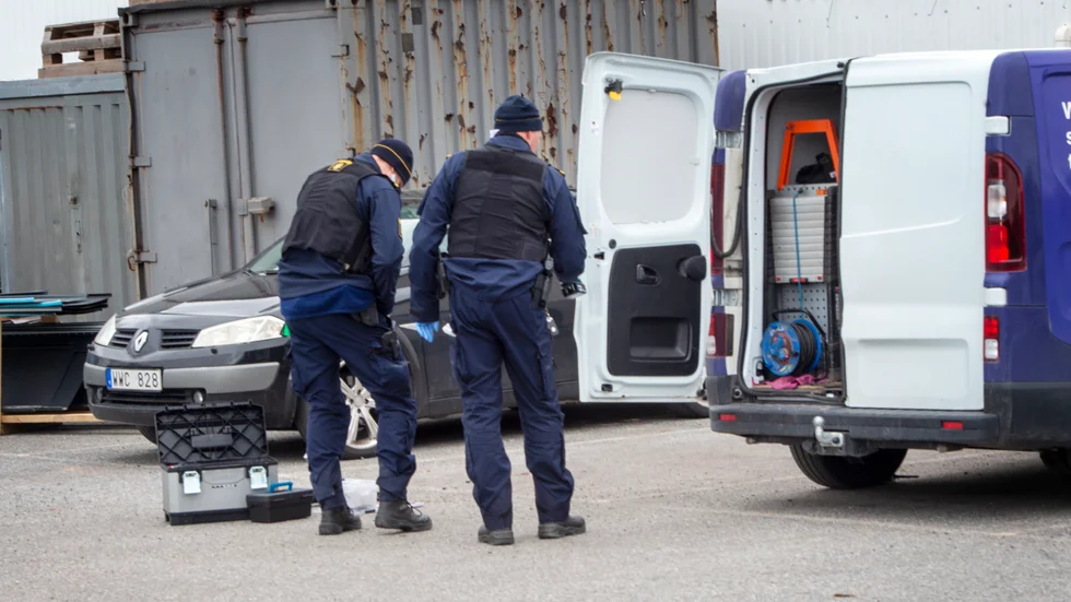 Polisen genomför en teknisk undersökning av platsen. 