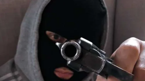Mannen har filmat sig själv iklädd rånarluvan, eller skidmask som han väljer att kalla den i förhör, och ett vapen. "Bara blev så", säger han i förhör.