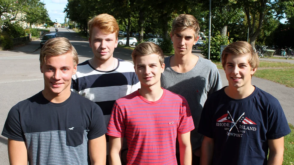 Det var då. Arrangörer 2015. Sportkillarna Filip Printzell, David Karlsson, Alexander Sjöholm, Johan Nilsson och Lucas Hovlund har ett UF-företag på Platengymnasiet där idén är att fixa roliga sportresor. Nu förenas Nilsson och Hovlund i bandyspel i Boltic.
