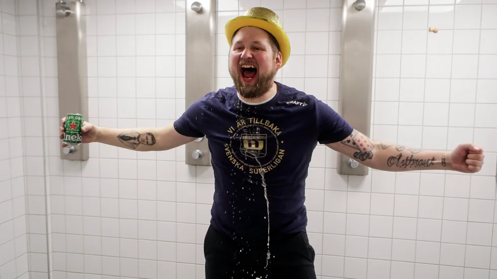 Johan Astbrant jublar i omklädningsrummet efter att hans Warberg tagit klivet upp i SSL. "Det blir en olustig känsla att komma till Linköping", säger han.