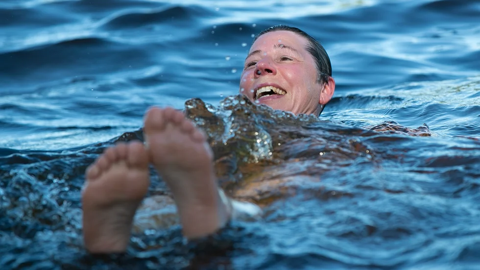 När Kukkolaforsen öppnar upp bastubyn varje torsdagseftermiddag i juli samlas bad- och bastuälskare vid forsen. Ingela Eriksson från byn Sundsnäs utanför Boden hade åkt cirka 15 mil enkel väg för att njuta av en av Tornedalens pärlor. 