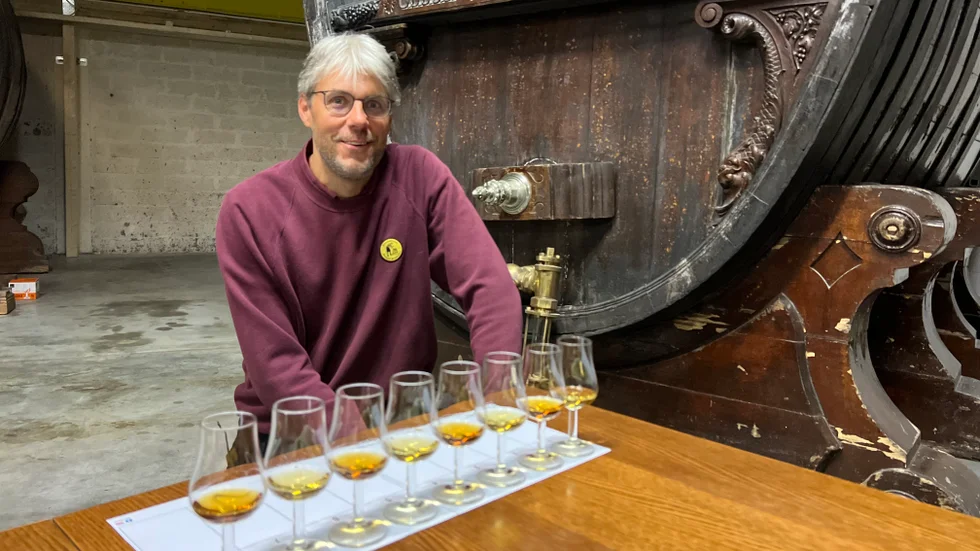 Thorslundkagge har fått eget serveringstillstånd och kan nu erbjuda whisky- och romprovningar i den mäktiga Ekliggarnas sal. På bilden tunnbindarmästare Johan Thorslund och ett urval av den whisky som lagrats på Thorslundkagge.