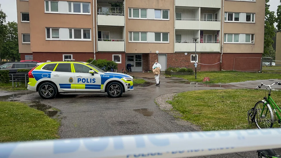 Polis och tekniker var på plats efter en skottlossning i ett bostadsområde i Eskilstuna.
