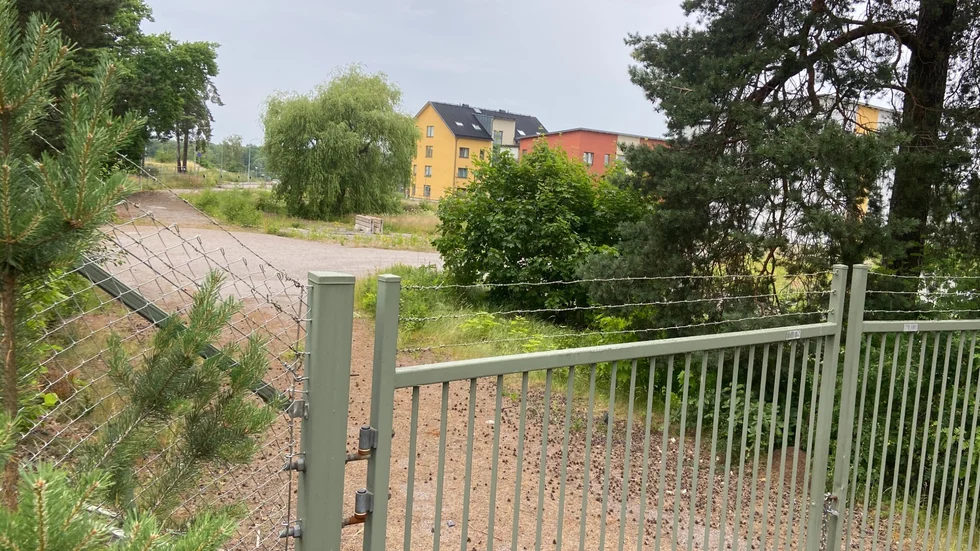 Bygget av bostäder mellan Stabsvägen och Regementsgatan skulle egentligen ha startat sommaren 2021, men kommer tidigast igång nästa år.