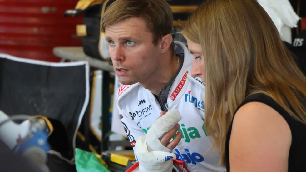 Tomas Jonasson fick avbryta matchen efter kraschen med Anton Karlsson.