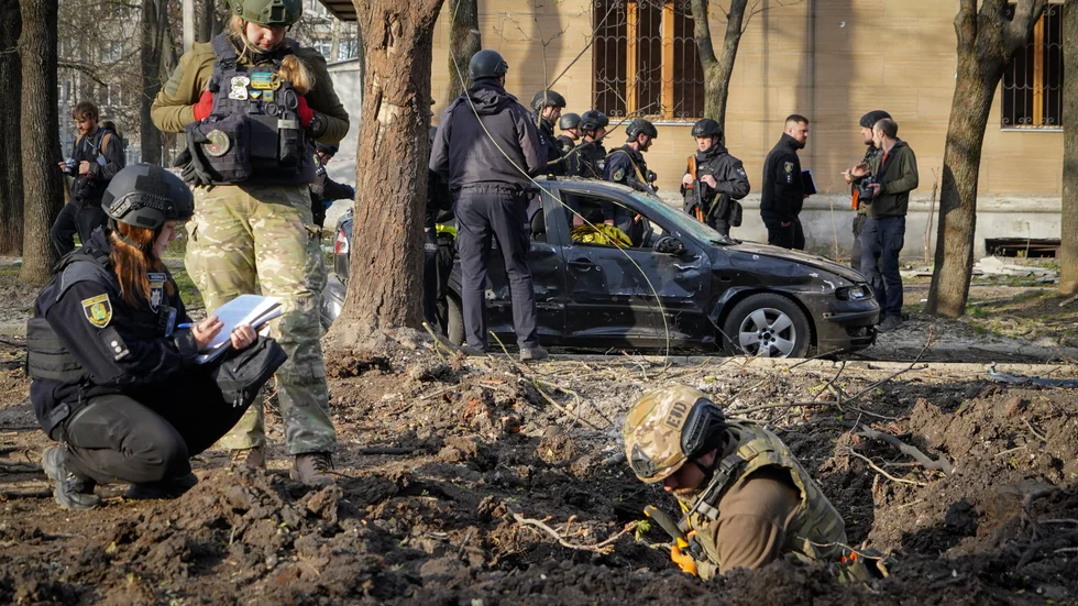 Ryssllands angrepp mot bland annat Charkiv har intensifierats de senaste veckorna. På bilden från helgen som gick görs en undersökning av en plats en bomb slagit ned. Arkivbild.