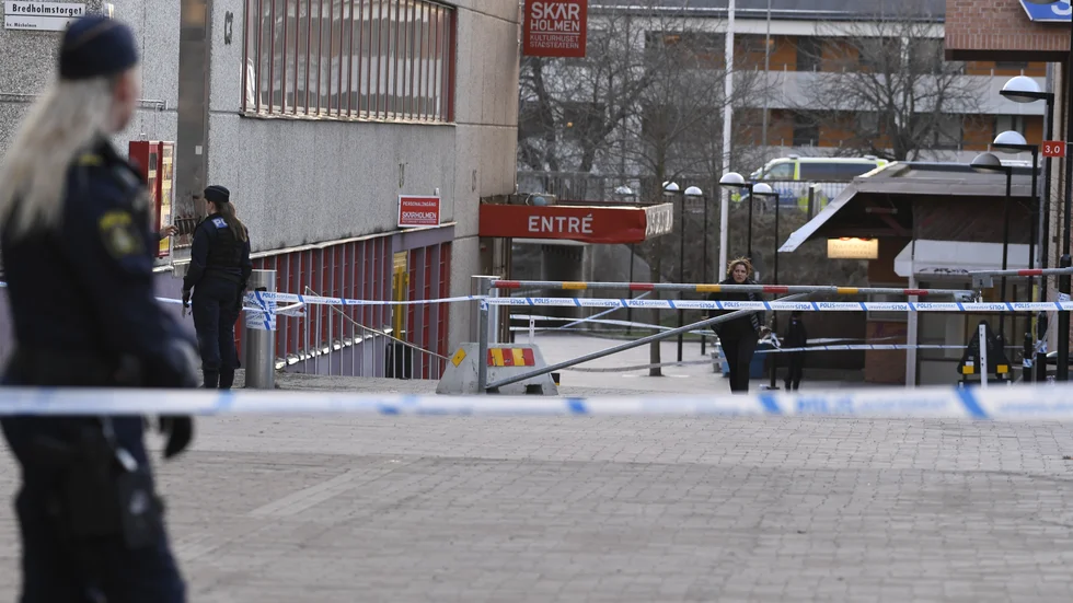 En man i 40-årsåldern har dött efter en skjutning i Skärholmen i södra Stockholm under tisdagen.