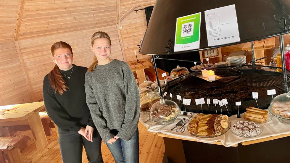 Felicia Skagervik och Moa Lundström är två unga entreprenörer som öppnat café i Kåbdalis under påsklovet. "Jag har ju alltid gillat att baka så det här är perfekt", säger hon.