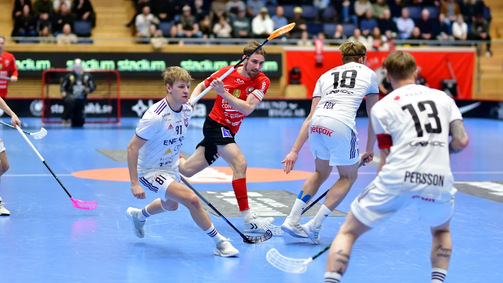Storvretakaptenen Tobias Gustafsson går på skott. Utdelning för Storvreta fick vänta på sig men den kom i slutat av den andra perioden då laget vände på matchresultatet.