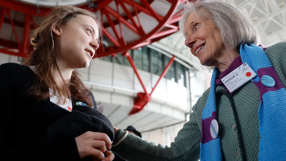 Rosmarie Wydler-Walti från Klimaseniorinnen i Schweiz (till höger) pratar med den svenska klimataktivisten Greta Thunberg som befann sig i Strasbourg i samband med klimatdomarna.