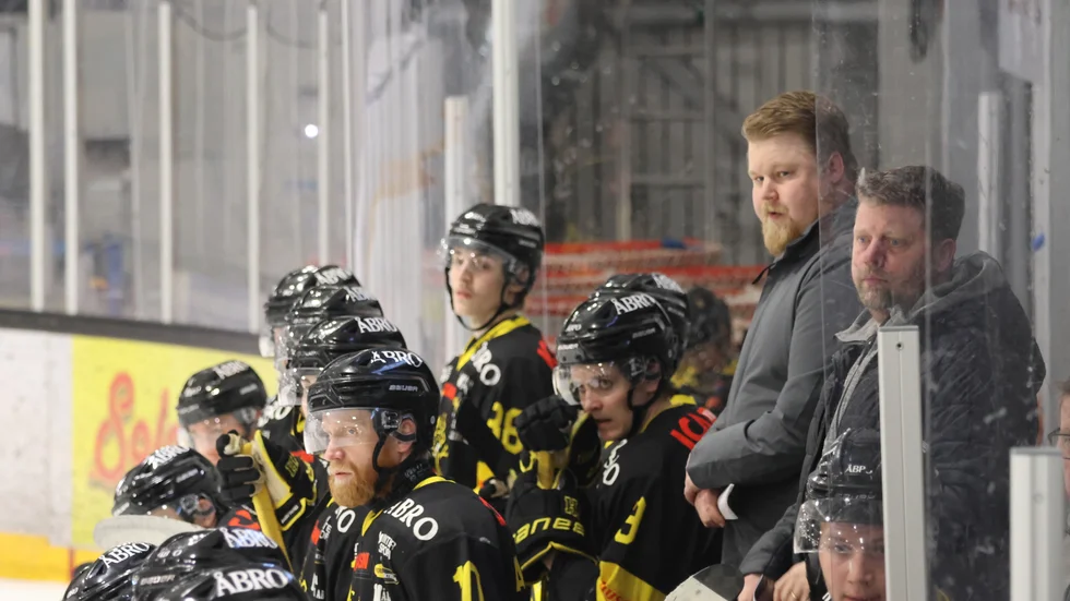 Pelle Johansson fick hoppa in och coacha laget tillsammans med Wictor Holmberg efter att Hampus Sylvegård träffats av en puck i början av andra perioden.