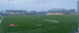 Konstgräsmattan har rullats ut – ska stå redo för spel i maj