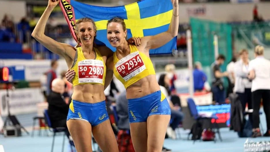 Jenny Rosén (till vänster) fixade ett silver under veteran-VM i favoritgrenen stavhopp. Bilden är tagen efter EM-guldet i våras inomhus.