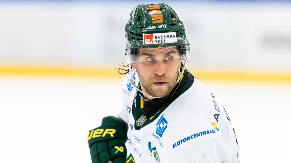 Alexander Wiklund ville stanna i Björklöven, men måste nu leta ny klubb. "Närmast till hands ligger kanske att testa någonting nytt i en annan liga", säger han. (Arkivbild)