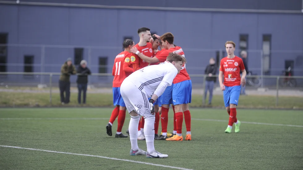 Jesper Royé i Smedbymålet deppar. Nyköping BIS-spelarna firar.