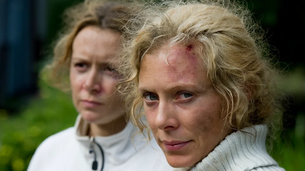 Eva Röse som polisen Maria Wern under filmatiseringen av Anna Janssons "Inte ens det förflutna" 2010. I bakgrunden Mirja Turestedt. 