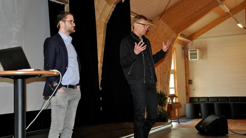 IK Oskarshamns klubbchef Martin Åkerberg gästade VIK:s frukostmöte. Här ses han tillsammans med VIK:s ordförande Lars Jörbrink.