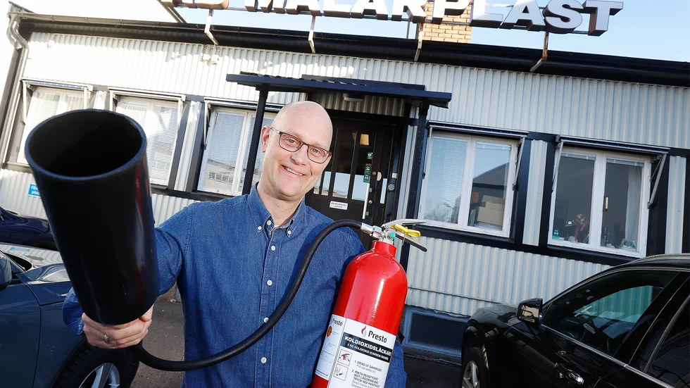 Mälarplasts vd peter Wall med "snöröret" till en brandsläckare. "Den här plastdelen har vi tillverkat i otaliga år".