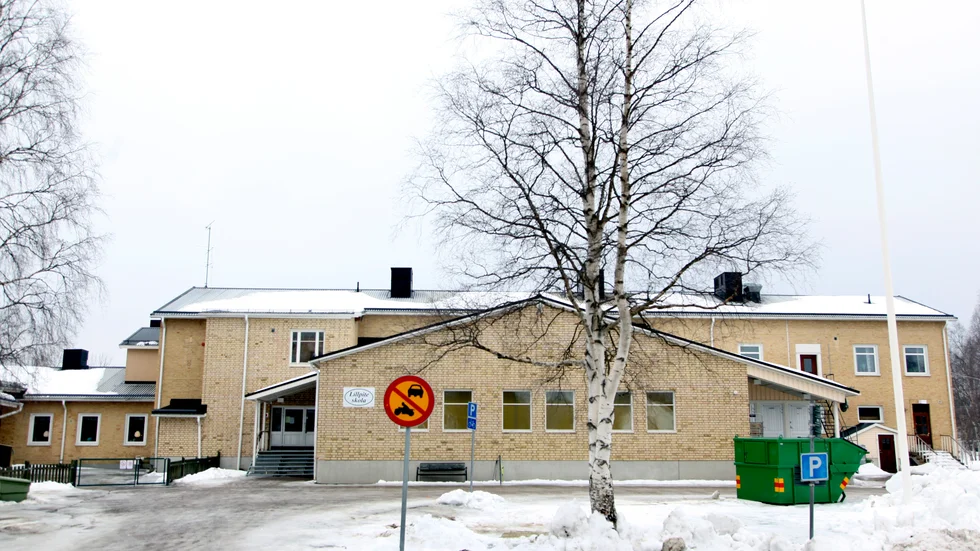 Stopp inte bara för motortrafik utan i stort sett allt och alla. Nerlagda Lillpite skola verkar fortsatt få stå tom, med undantag för den lilla del som förskolan nyttjar. (Arkivbild)