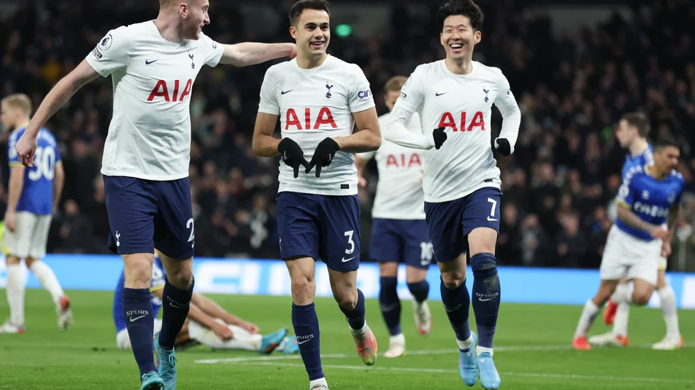 Dejan Kulusevski, Sergio Reguilon och Son Heung-Min firar ett av målen i Tottenhams 5–0-seger mot Everton.