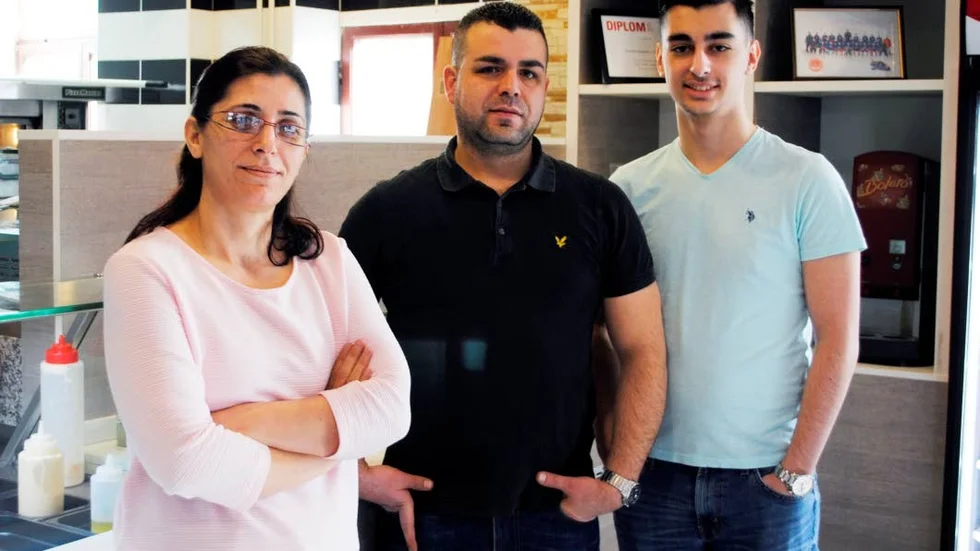 Nya ägare. Nursen Serhanognu och Daro Åström är nya delägare till pizzeria Acapulco i Västervik. Till höger står Nursens son Kendal Yildirim som hjälper till på pizzerian.