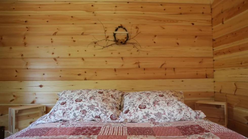 Stugorna är pittoreskt inredda.