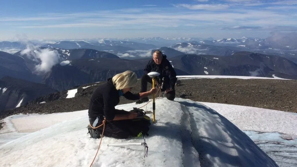 Professor Gunhild Ninis Rosqvist mäter Kebnekaises sydtopp varje år i september. I år är den glaciärklädda sydtoppen 1,2 meter lägre än nordtoppen som ej är snöklädd.