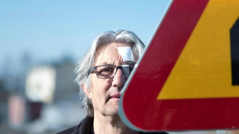 Han är visserligen 194 centimeter lång, men skylten borde suttit på 210 centimeters höjd.