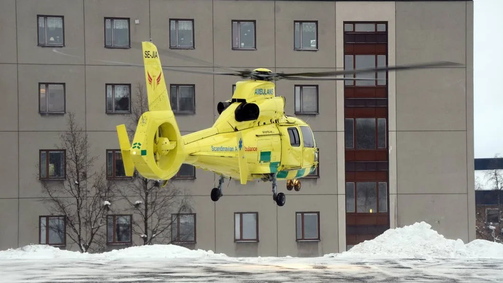 En ambulanshelikopter är på väg till olycksplatsen  norr om Riksgränsen