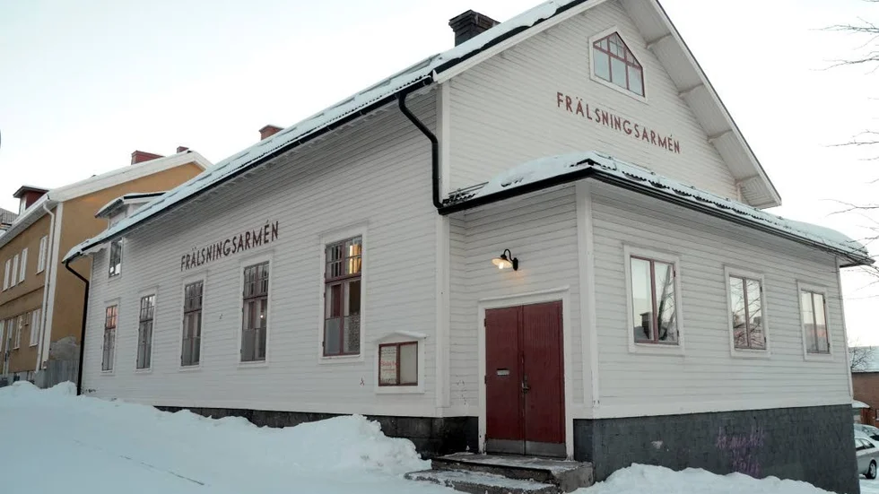 Frälsningsarmens vita byggnad är det äldsta trähuset i Kiruna centrum och rester 1901. Det är en av de byggnader som ska flyttas till nya centrumområdet.