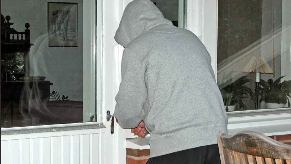 Två män sitter hänkade för flera stölder.