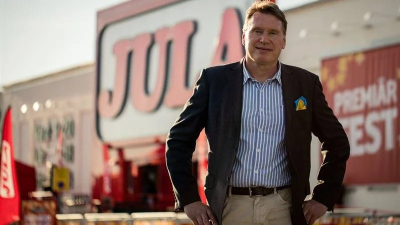 40-åringen Jula slår omsättningsrekord. "Vi tror mycket på vårt koncept med gedigna fysiska varuhus i kombination med en stark e-handel, och bra logistik.", säger Karl-Johan Blank, Julas ägare och koncernchef.