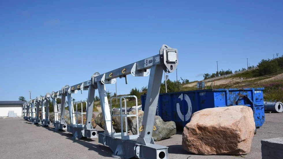 Delar till liftstolparna ligger och väntar på parkeringen till Luossabacken.