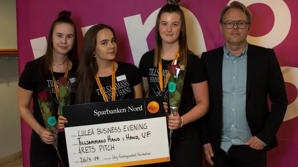 Sara Nilsson, Emma Berglund och Hanna Johansson från Tillsammans hand i hand UF vann Årets pitch. Här tillsammans med Jesper Peruzzaro från Norrbottens media.