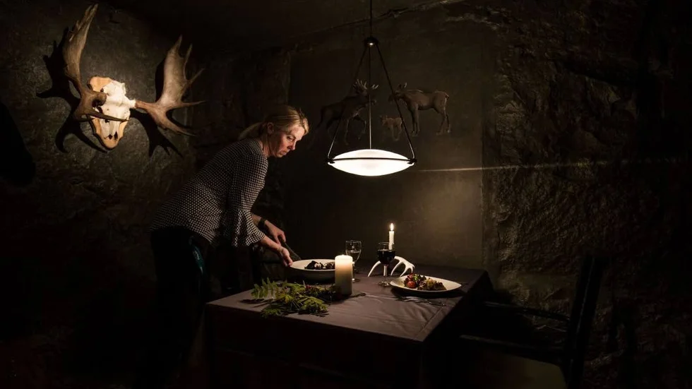 I hotellets källare kan man bli serverad middag.