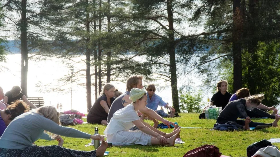 Det var både nybörjare och mer erfarna som utövade yoga i solskenet på Gültzauudden.