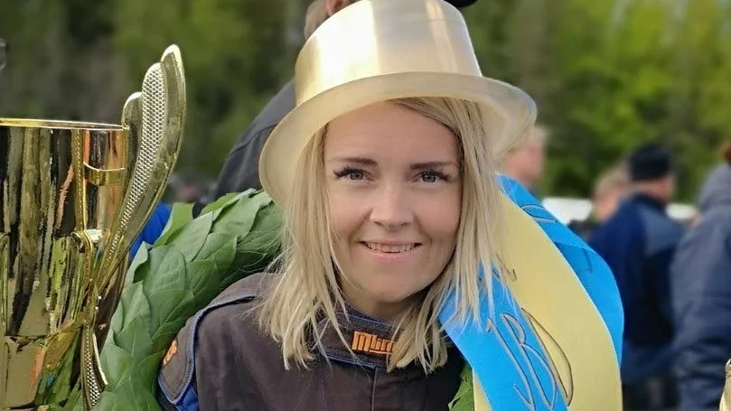 Jennika Jennerfors har god vana att få segerkrans runt sin hals.