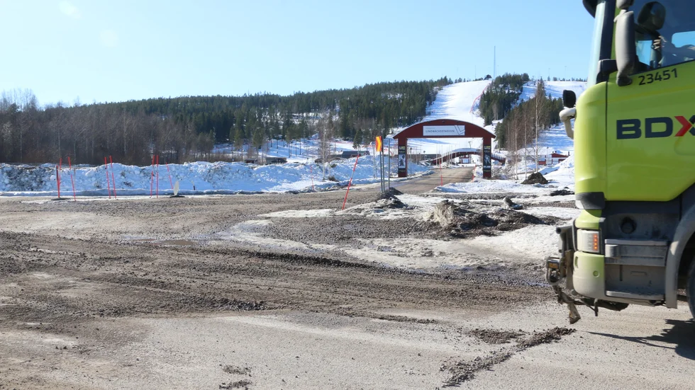 Mycket tung trafik passerar på väg 373 vid Lindbäcksstadion och den dåliga vägstandarden stör. Inför Skid-SM, då tusentals åskådare väntas, har Trafikverket dock lovat att vägen ska vara körbar.