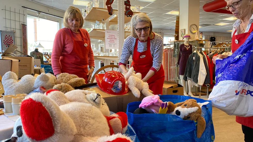 Kassar, säckar och lådor med gosedjur och andra leksaker fyllde Röda Korsets butik Kupan på Kungsgatan. Christina Exner, Elena Tanasi och Monica Asplund tar emot.