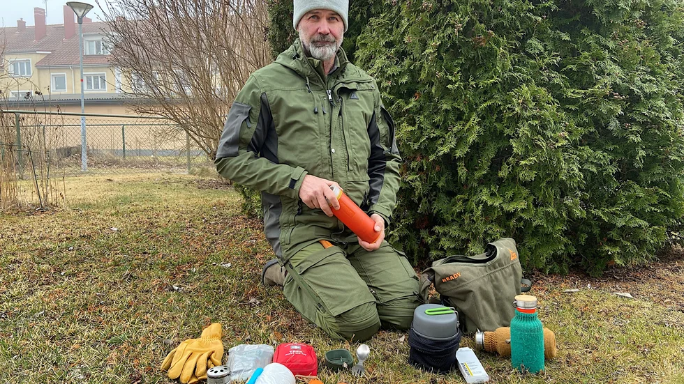 Ut och öva överlevnad i skog och mark är Johan Skullmans råd. "Då får du ett förhållningssätt som gör att du inte stressar upp dig".