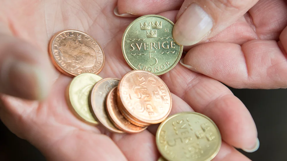 "Lönerna har inte ökat i takt med produktiviteten, och nu ökar inflationen. Effekten för arbetaren blir en sänkt levnadsstandard" skriver representanter för V i Vimmerby.